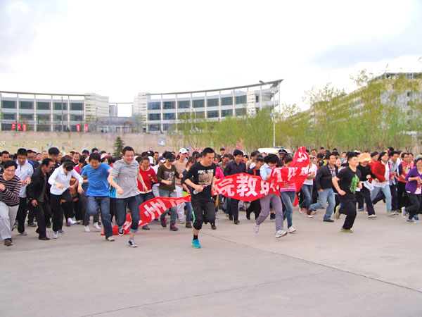 机关工会夺得学校第二届教职工校园长跑比赛45岁以下女子组冠军