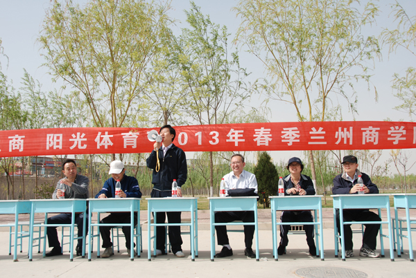 机关工会组织干部职工积极参加学校春季校园长跑活动