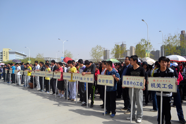 机关工会组织干部职工积极参加学校春季校园长跑活动