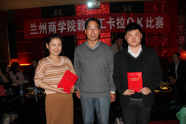 机关工会在学校第三届教职工卡拉ＯＫ比赛中取得佳绩